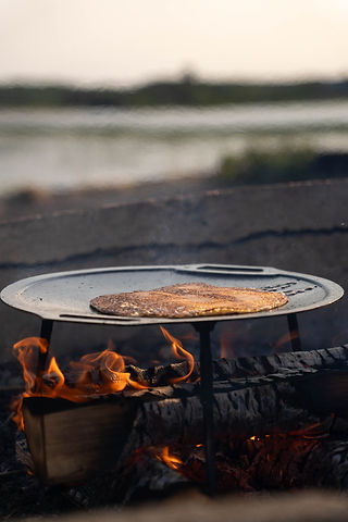 Pannkaka på stekhäll över eld