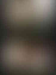 Genomskinliga hängmatta vid sjö