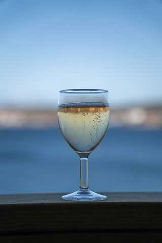 Vin framför hav