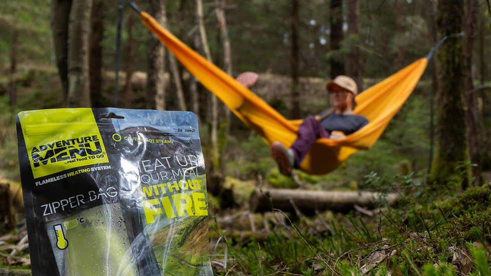 Kvinna i gul hängmatta framför frystorkad mat