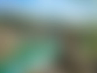 Tjej framför turkost vatten