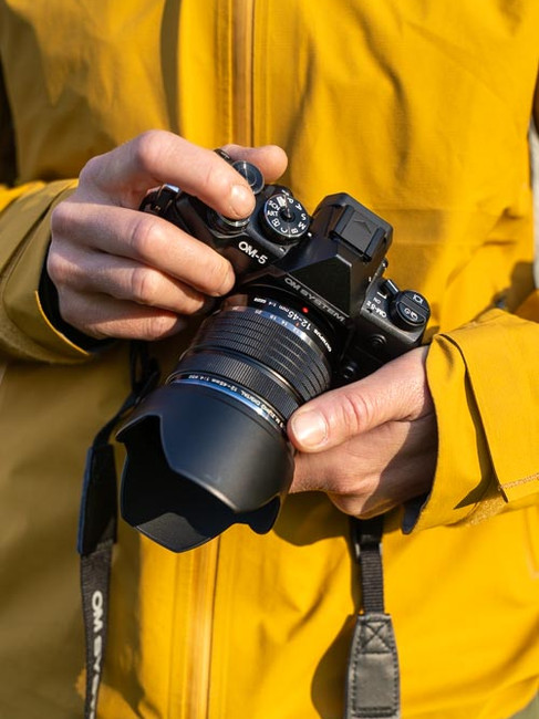 Kamera mot gul jacka