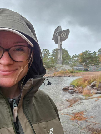 Kvinna framför picassoskulpturen