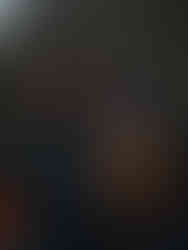 Kvinna framför hängmatta i skymning