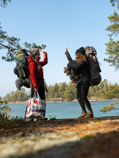 2 kvinnor med ryggsäckar