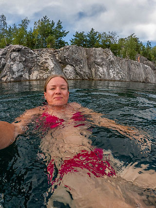 Tjej badar I stenbrott 