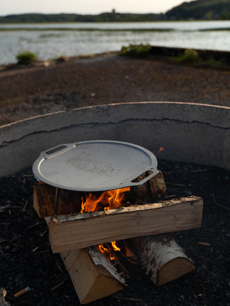 Stekhäll på eld med bohus fästning i bakgrunden