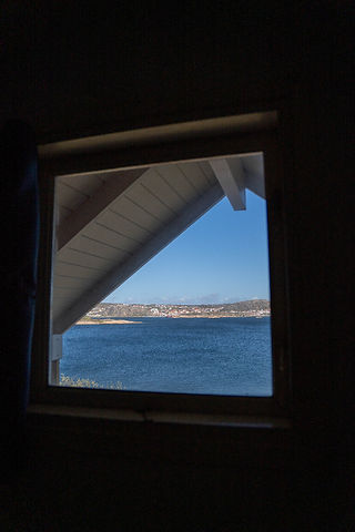 Utsikt mot havet genom fönster