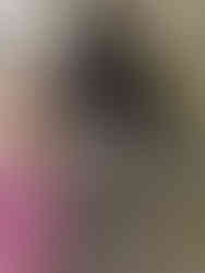 Tjej framför grottan