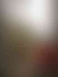 2 kvinnor äter frukost i naturen