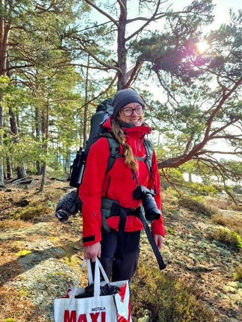 Kvinna med mycket packning