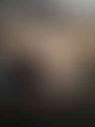 Kvinna med stor ryggsäck i solnedgång