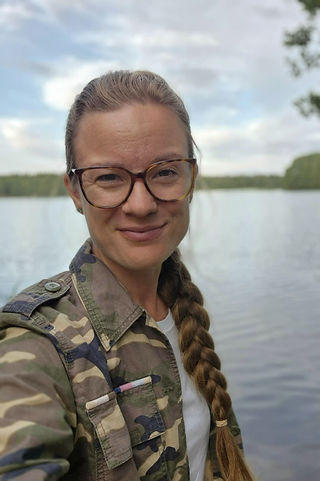 Kvinna framför sjö
