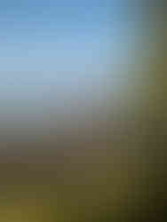 Kvinna med röd jacka framför frusen Vättern