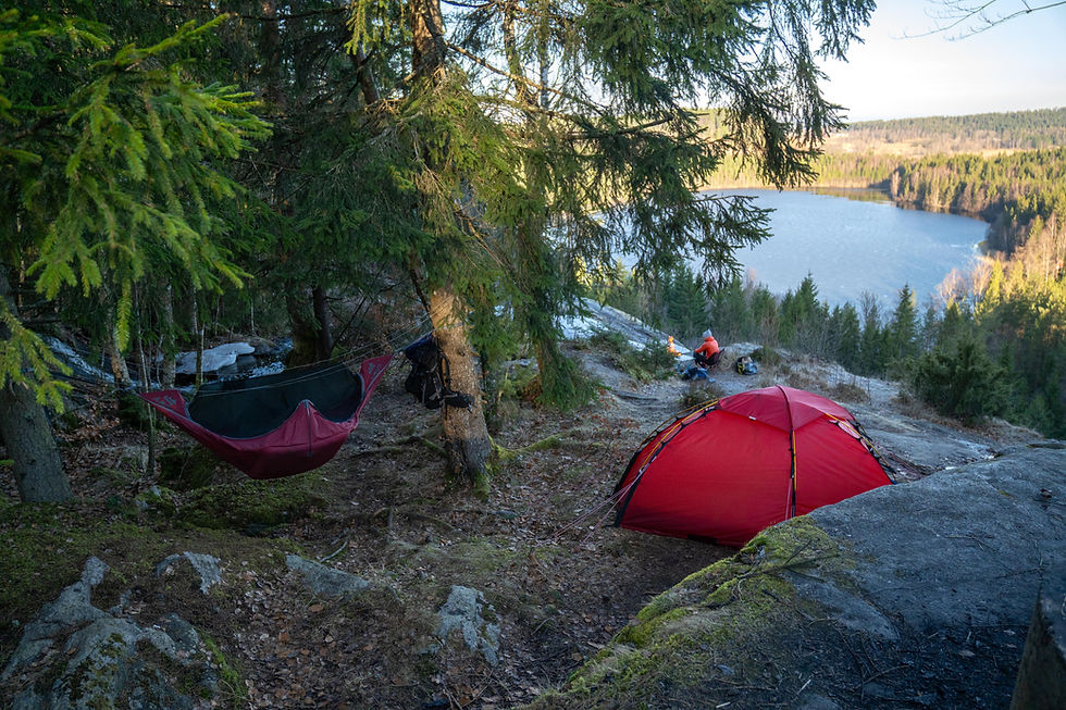 Röd hängmatta och tält vid utsikt