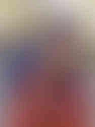 Tjej med fullpackad väska