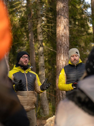 2 män i skogen