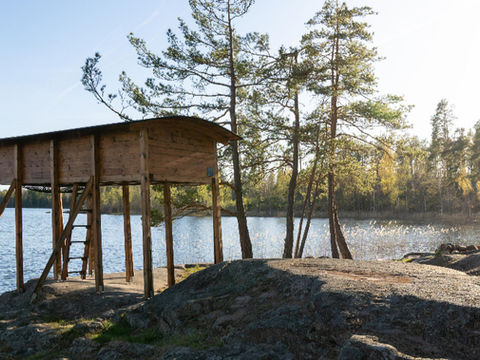 Arknat vindskydd vid sjön