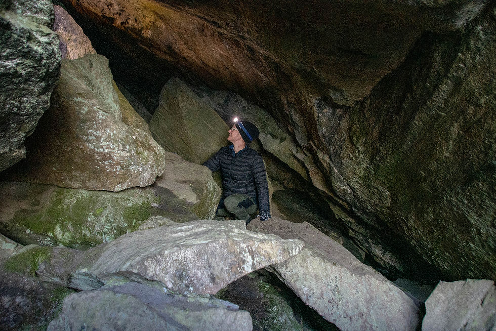 Tjej i grotta