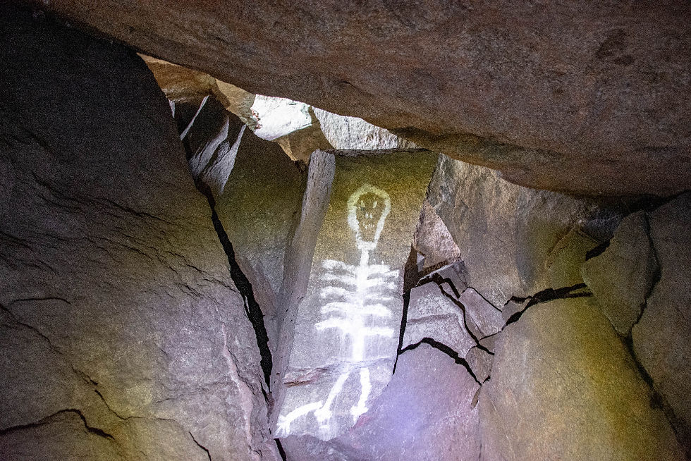 Målat skelett i grotta