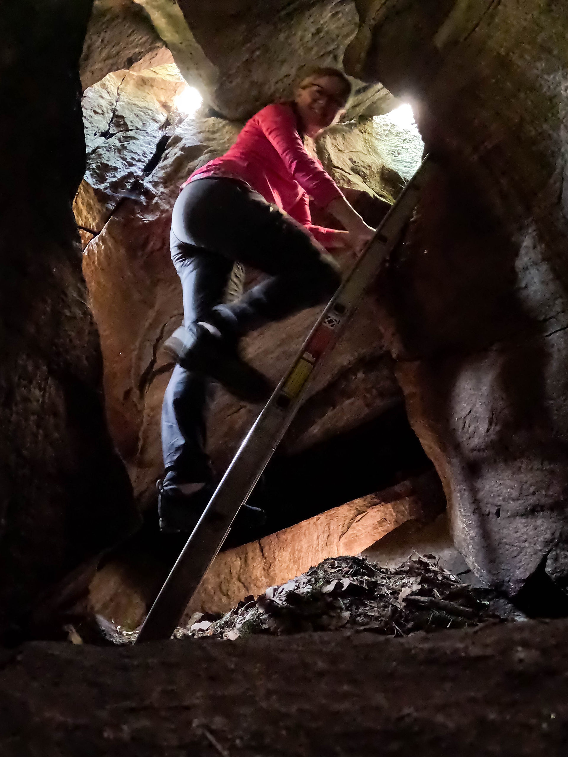 Stege in och ut i grotta
