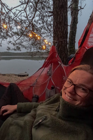 Tjej I hängmatta vid sjö