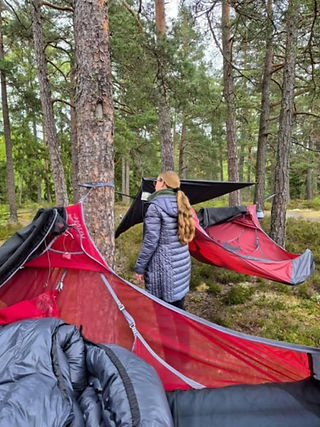 Tjej vid hängmattor