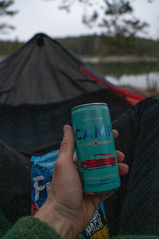 Camp dricka I hängmatta