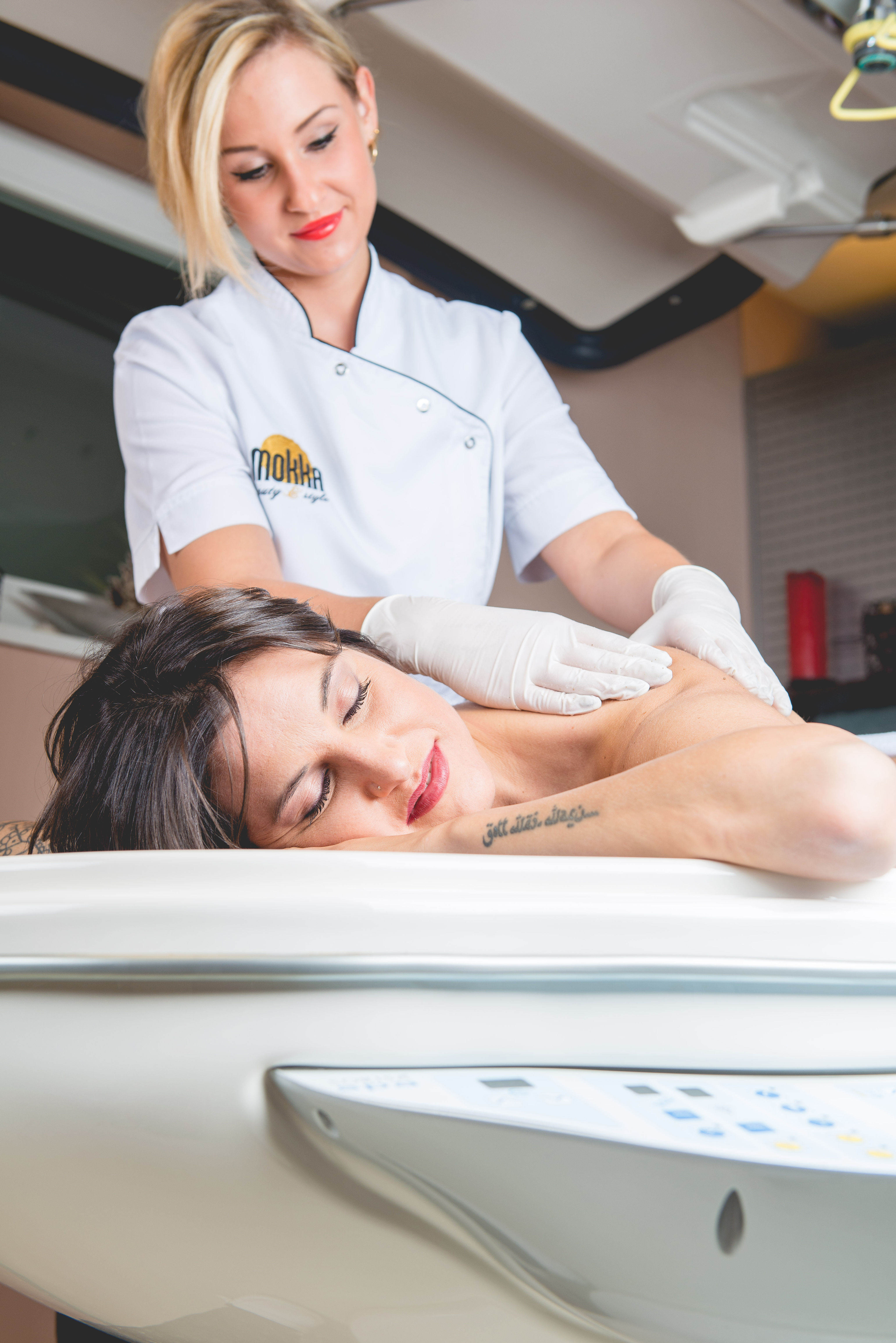 Frau genießt Schultermassage, Logo, weiße Handschuhe, Wellness, Entspannung, Hautpflege, Mokka Beauty & Style