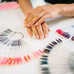 Hände mit Maniküre, Nagellackfarben, Mokka Beauty & Style, Pediküre mit Gel