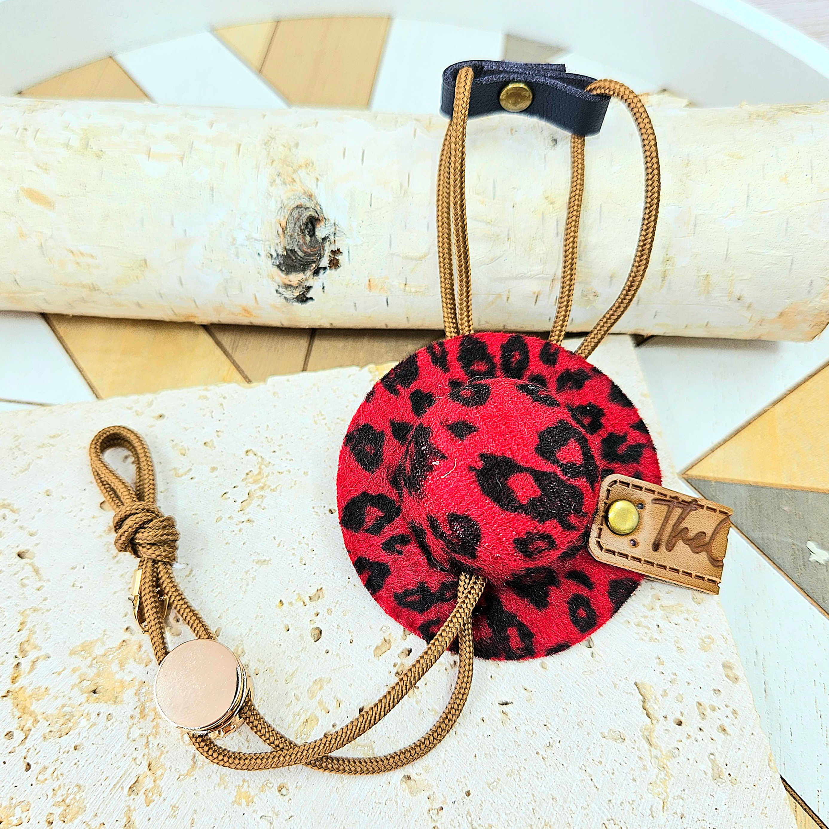 H084 - Harnesses for small pets