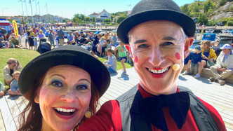 Alexandra och Gustav som Bova & Bove på en brygga i Skärhamn under Träbåtsfestivalen 2022.