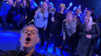 Gustav Larson och en kör.