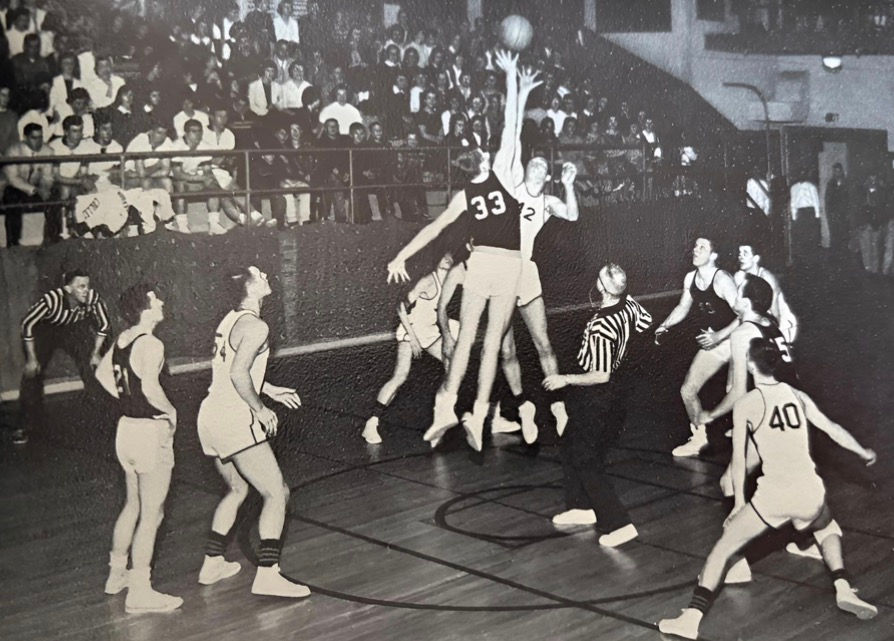Rogers City faces off against the Canadian Soo in Huron basketball action, 1959