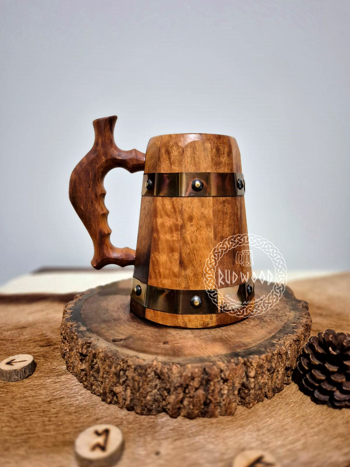 91 - Caneca em Imbuia 500 ml com tiras de aço, cabo rústico