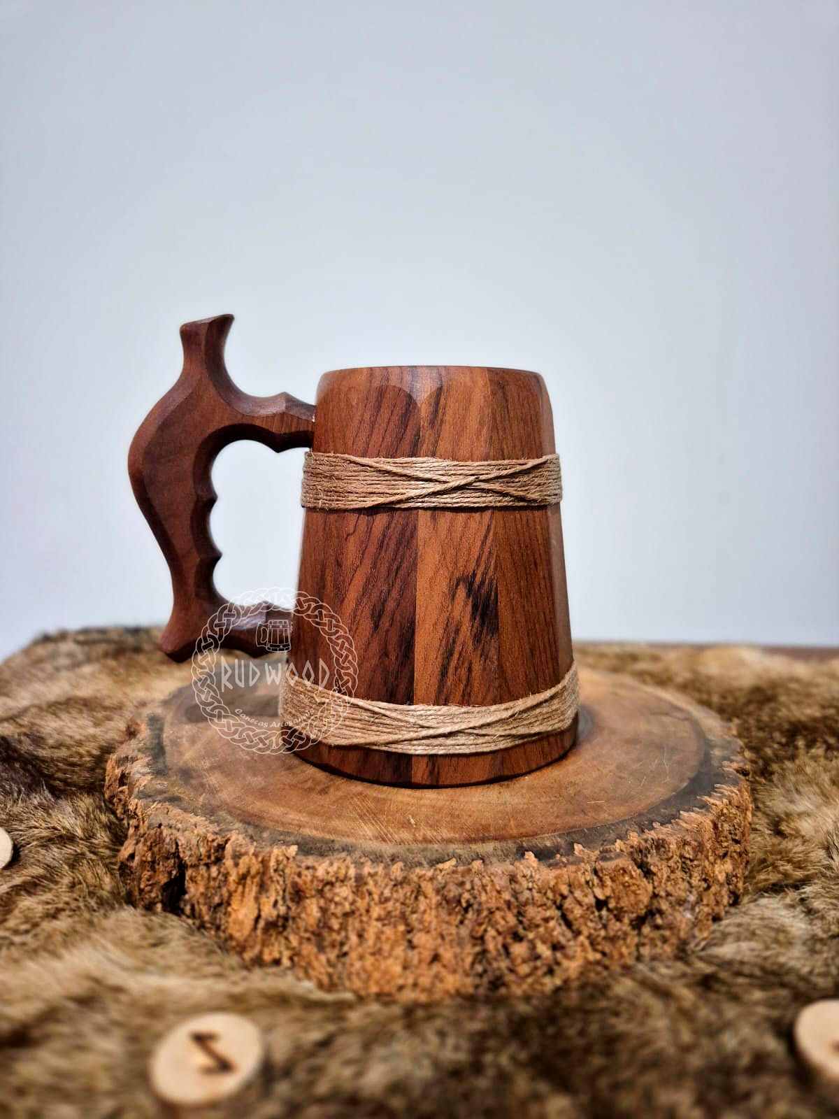 6 - Caneca em Imbuia 350 ml com rami, cabo rústico