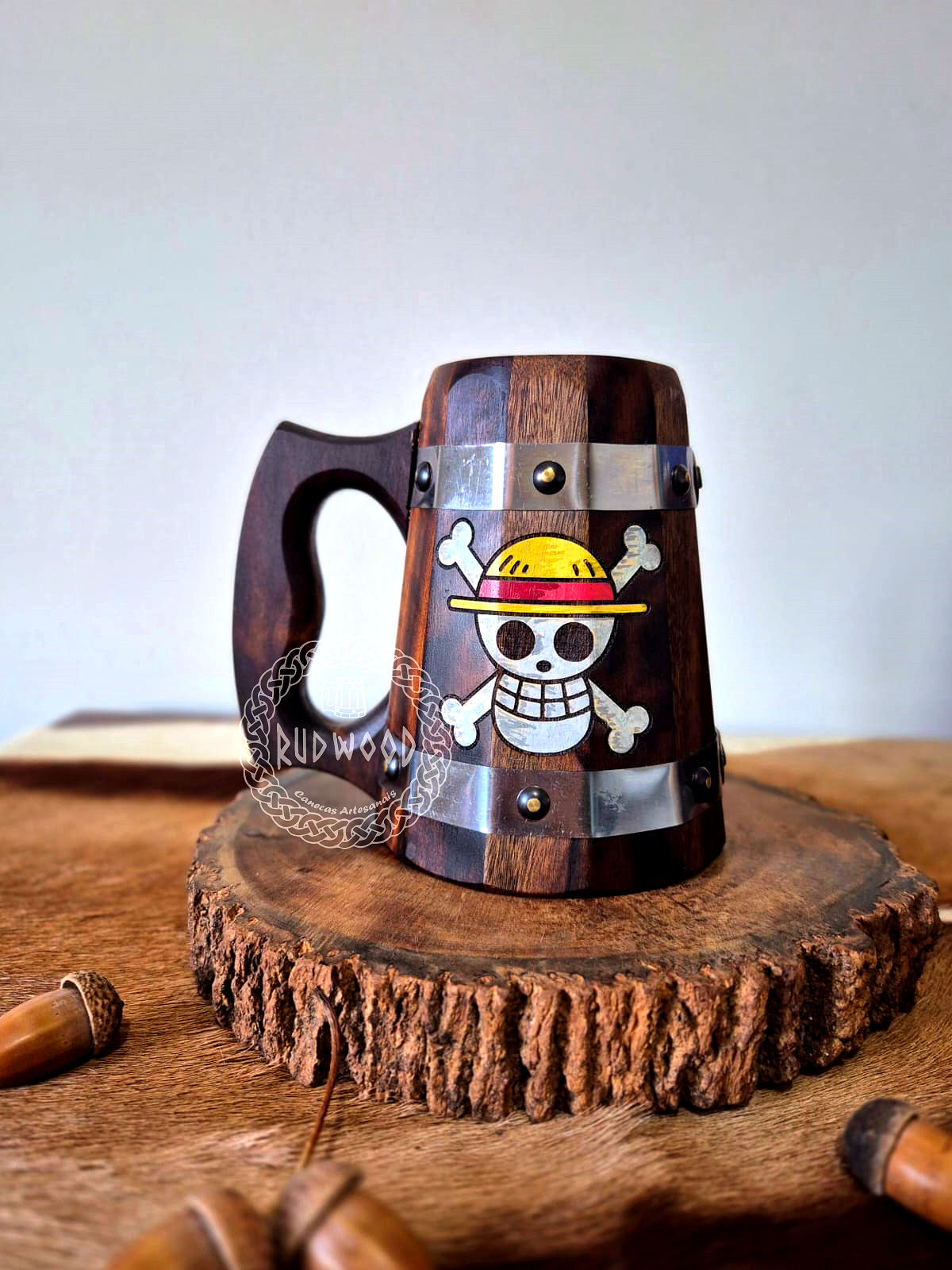 62 - Caneca em Imbuia 500 ml com tiras de aço e cabo tradicional - One Piec