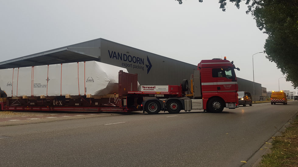 Transport Industriële oven verpakt in krimpfolie op een flat rack container, gereed voor export
