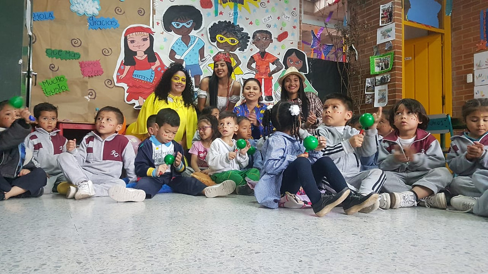Profesoras y estudiantes del colegio República de Guatemala implementando la Liga de la Diversidad étnica como herramienta pedagógica.
