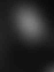 Zwart-wit-foto van mij, blanke vrouw met schouderlengte bruin haar, in een zwarte kol , rustig kijkend naar de camera