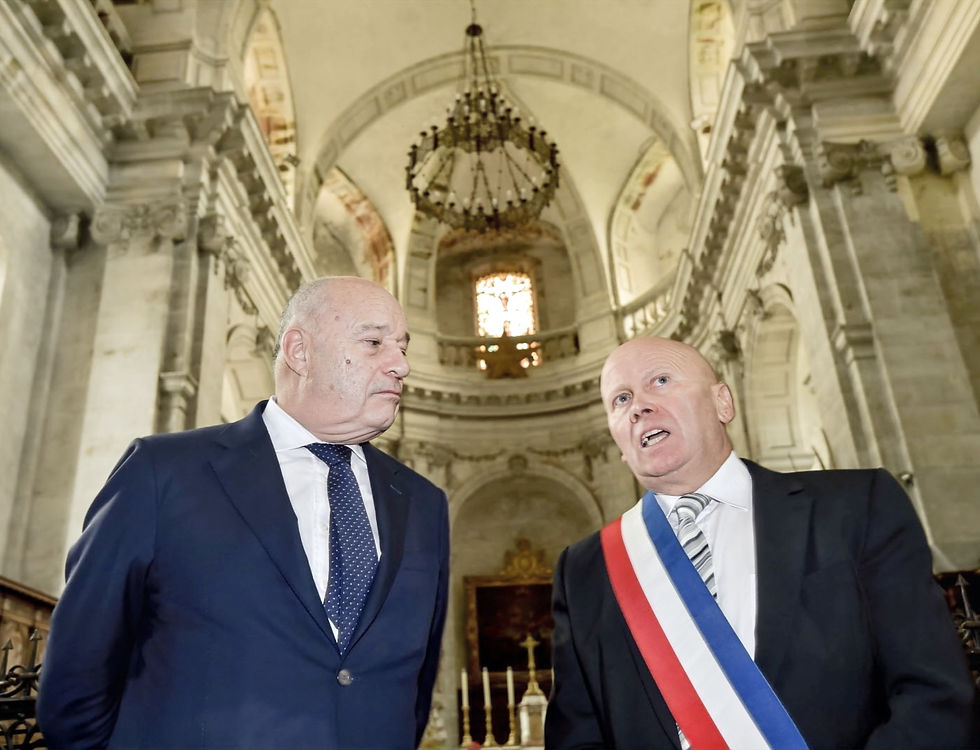 À ce titre, le vendredi 14 octobre 2016, de retour d'une visite officielle dans les Vosges, il fit une courte halte à Moyenmoutier, au cours de laquelle Pascal Guy, alors premier magistrat , lui présenta l'abbaye et ses jardins.