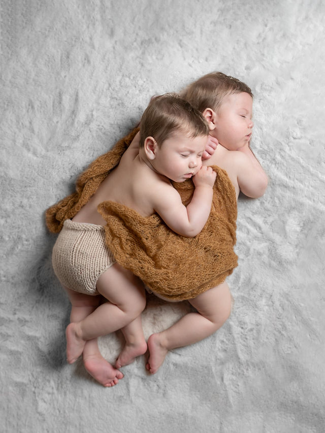 Séance naissance avec des jumeaux au studio de Pauline Caplier en Corrèze