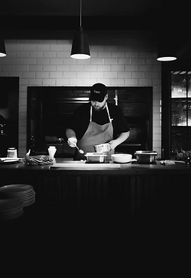 Cuisinier en train de travailler en cuisine