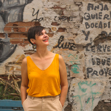 Podcastin juontaja Alma jossain päin Málagaa