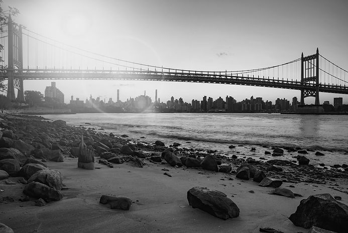 Imagem ilustrativa para banner principal da BllanConsult com uma ponte em destaque sob um rio e cidade grande ao fundo
