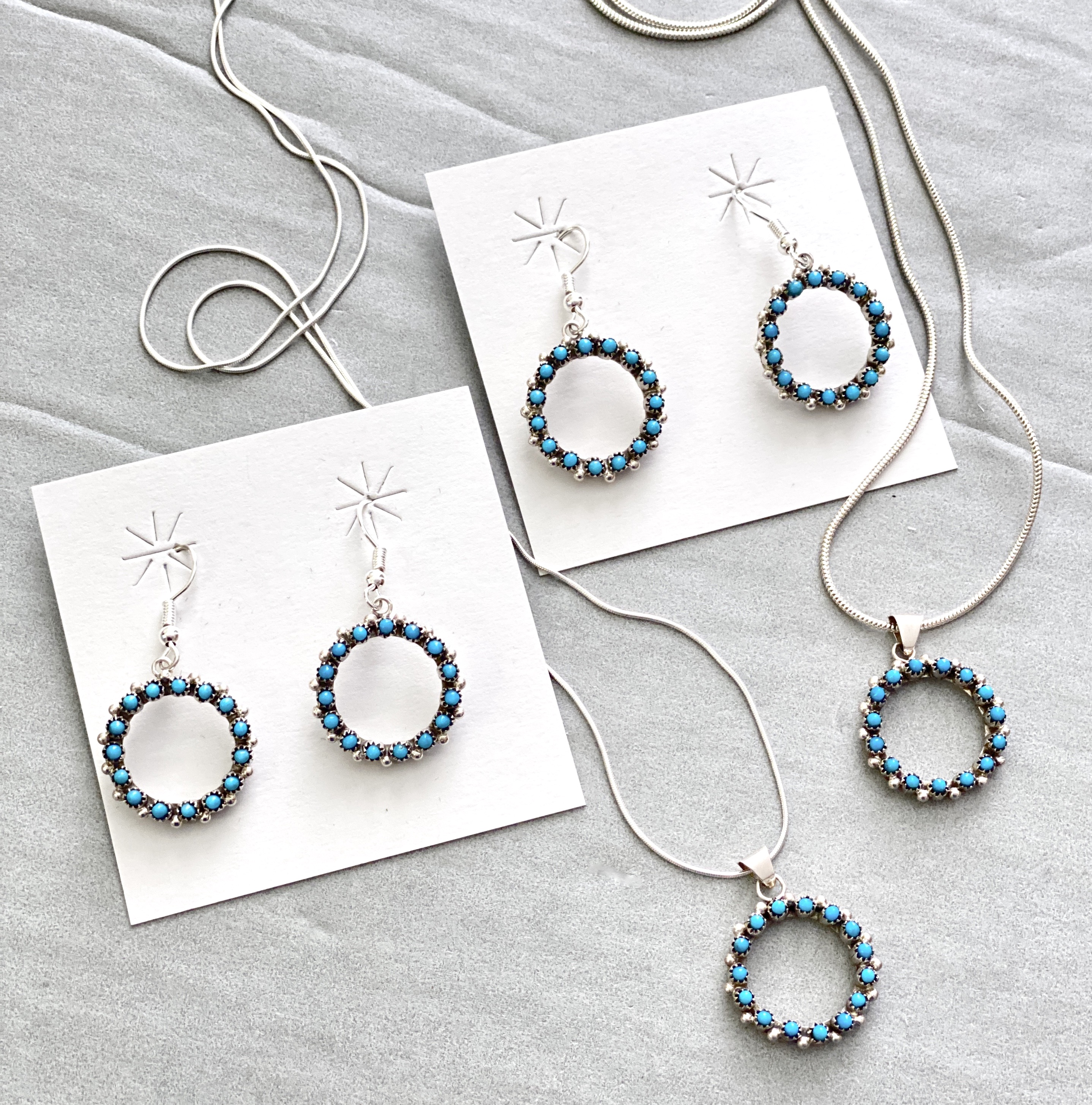 Turquoise petit point