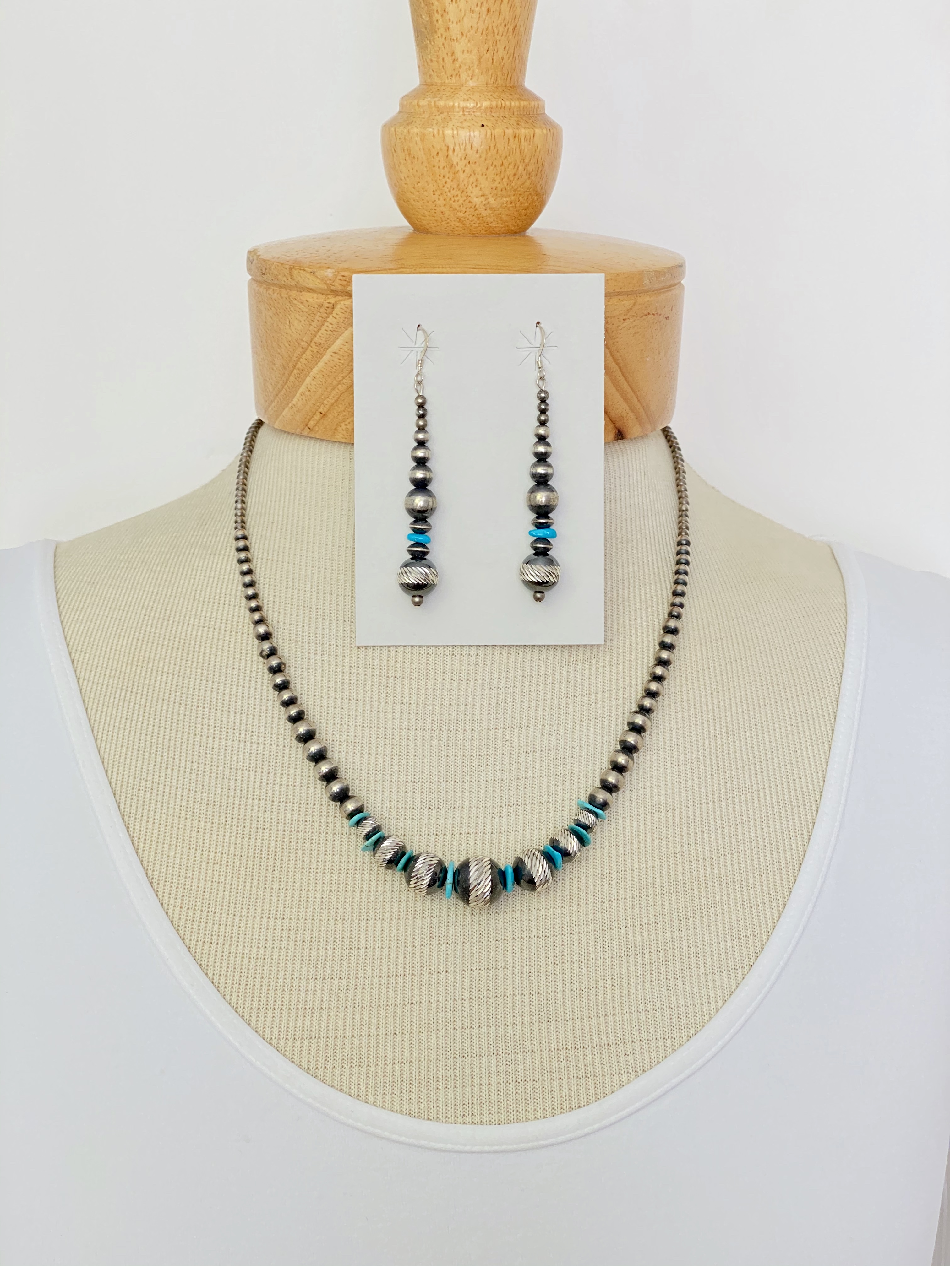 Diamond cut silver bead w turquoise necklace