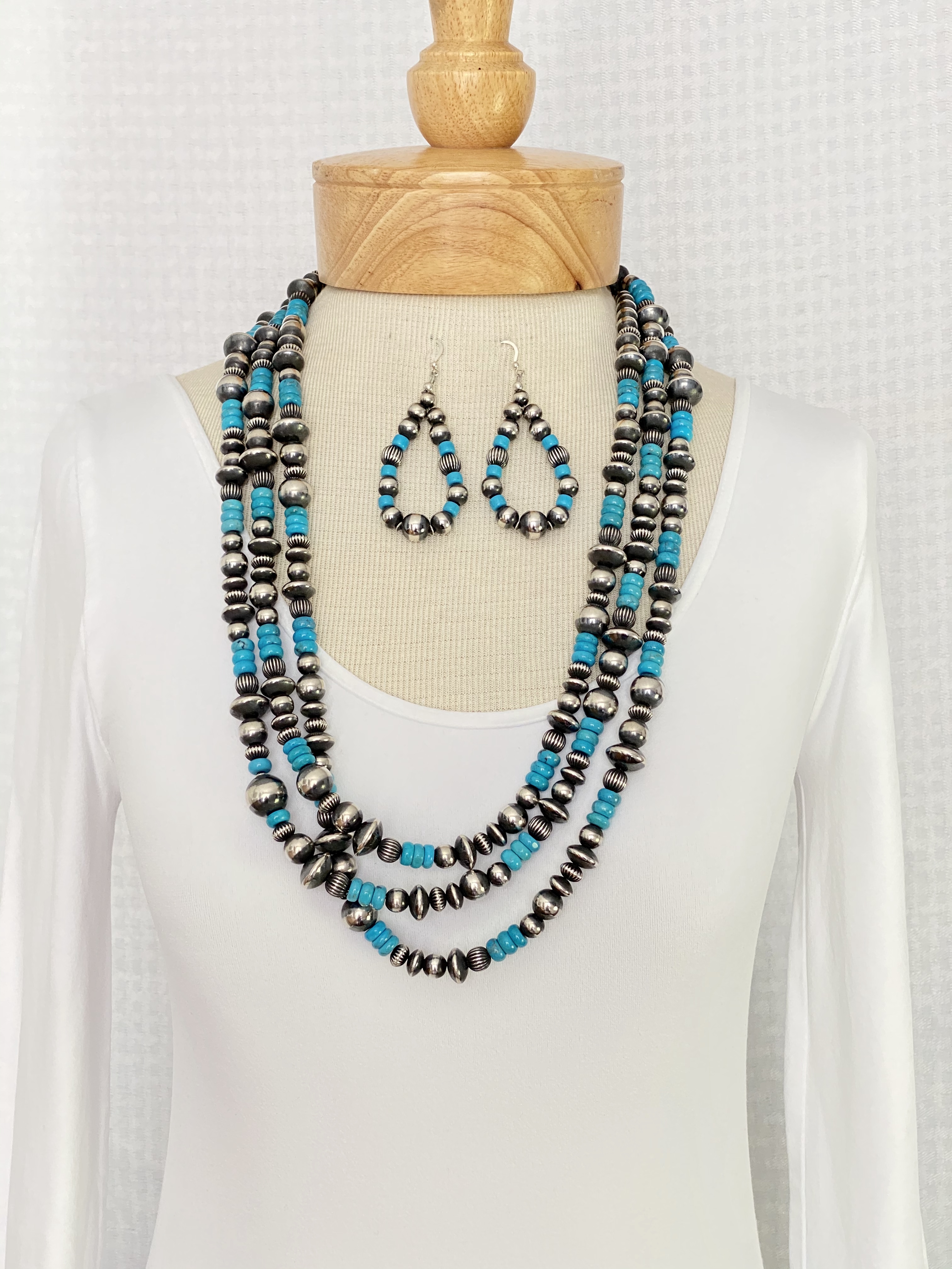 Silver bead turquoise necklace