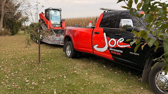 camion joe mini excavation et son svl97 Kubota sur le lieu de travail