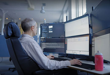SamurAI SOC analyst monitoring 24/7